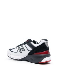 weiße und dunkelblaue Sportschuhe von New Balance