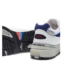 weiße und dunkelblaue Sportschuhe von New Balance