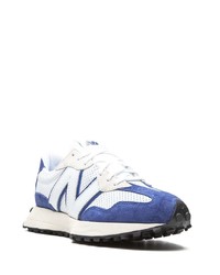 weiße und dunkelblaue Sportschuhe von New Balance