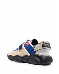 weiße und dunkelblaue Sportschuhe von Moschino