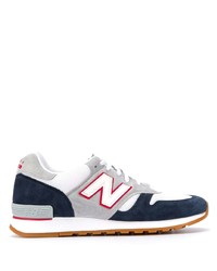 weiße und dunkelblaue Sportschuhe von New Balance