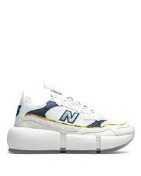 weiße und dunkelblaue Sportschuhe von New Balance