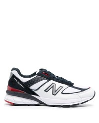 weiße und dunkelblaue Sportschuhe von New Balance