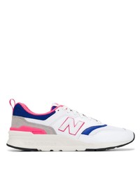 weiße und dunkelblaue Sportschuhe von New Balance