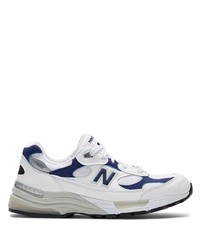 weiße und dunkelblaue Sportschuhe von New Balance