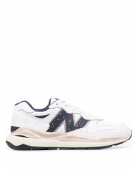 weiße und dunkelblaue Sportschuhe von New Balance