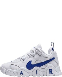 weiße und dunkelblaue Sportschuhe von Nike
