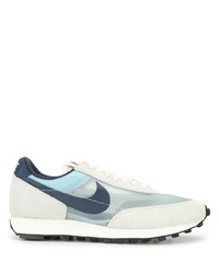 weiße und dunkelblaue Sportschuhe von Nike