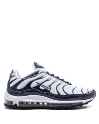 weiße und dunkelblaue Sportschuhe von Nike