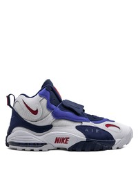 weiße und dunkelblaue Sportschuhe von Nike