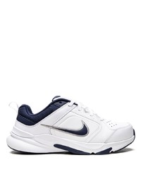 weiße und dunkelblaue Sportschuhe von Nike