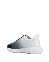 weiße und dunkelblaue Sportschuhe von Emporio Armani