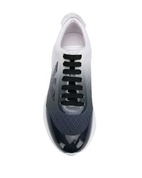 weiße und dunkelblaue Sportschuhe von Emporio Armani