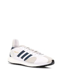 weiße und dunkelblaue Sportschuhe von adidas