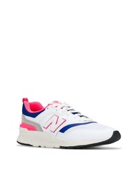 weiße und dunkelblaue Sportschuhe von New Balance