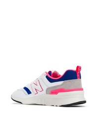 weiße und dunkelblaue Sportschuhe von New Balance