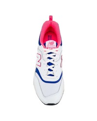 weiße und dunkelblaue Sportschuhe von New Balance