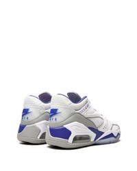 weiße und dunkelblaue Sportschuhe von Jordan