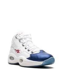 weiße und dunkelblaue Sportschuhe von Reebok