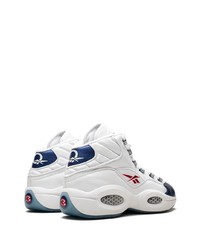 weiße und dunkelblaue Sportschuhe von Reebok