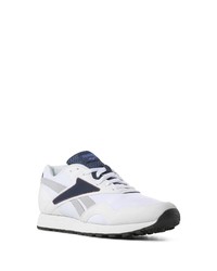 weiße und dunkelblaue Sportschuhe von Reebok Classic