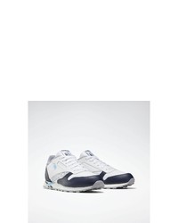 weiße und dunkelblaue Sportschuhe von Reebok Classic