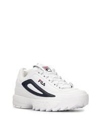 weiße und dunkelblaue Sportschuhe von Fila