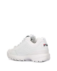 weiße und dunkelblaue Sportschuhe von Fila