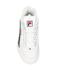 weiße und dunkelblaue Sportschuhe von Fila