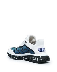 weiße und dunkelblaue Sportschuhe von Versace