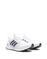 weiße und dunkelblaue Sportschuhe von adidas