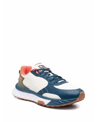 weiße und dunkelblaue Sportschuhe von Puma