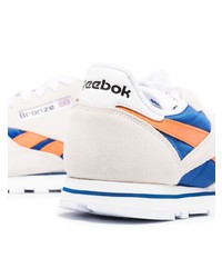 weiße und dunkelblaue Sportschuhe von Reebok