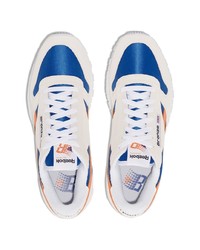 weiße und dunkelblaue Sportschuhe von Reebok