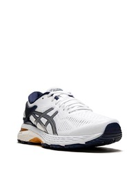 weiße und dunkelblaue Sportschuhe von Asics