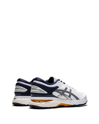 weiße und dunkelblaue Sportschuhe von Asics