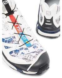 weiße und dunkelblaue Sportschuhe von Salomon S/Lab