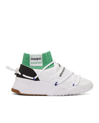 weiße und grüne hohe Sneakers