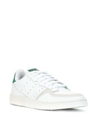 weiße und grüne Leder niedrige Sneakers von adidas