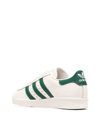 weiße und grüne Leder niedrige Sneakers von adidas