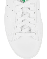 weiße und grüne niedrige Sneakers von adidas