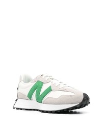 weiße und grüne Sportschuhe von New Balance