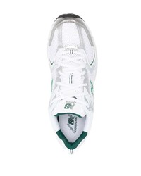 weiße und grüne Sportschuhe von New Balance