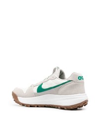 weiße und grüne Sportschuhe von Nike