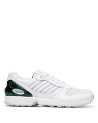 weiße und grüne Sportschuhe von adidas