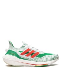 weiße und grüne Sportschuhe von adidas