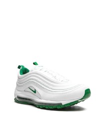 weiße und grüne Sportschuhe von Nike