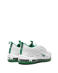 weiße und grüne Sportschuhe von Nike