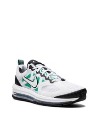 weiße und grüne Sportschuhe von Nike