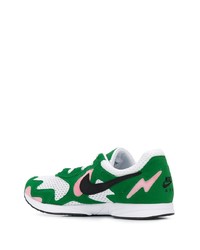 weiße und grüne Sportschuhe von Nike